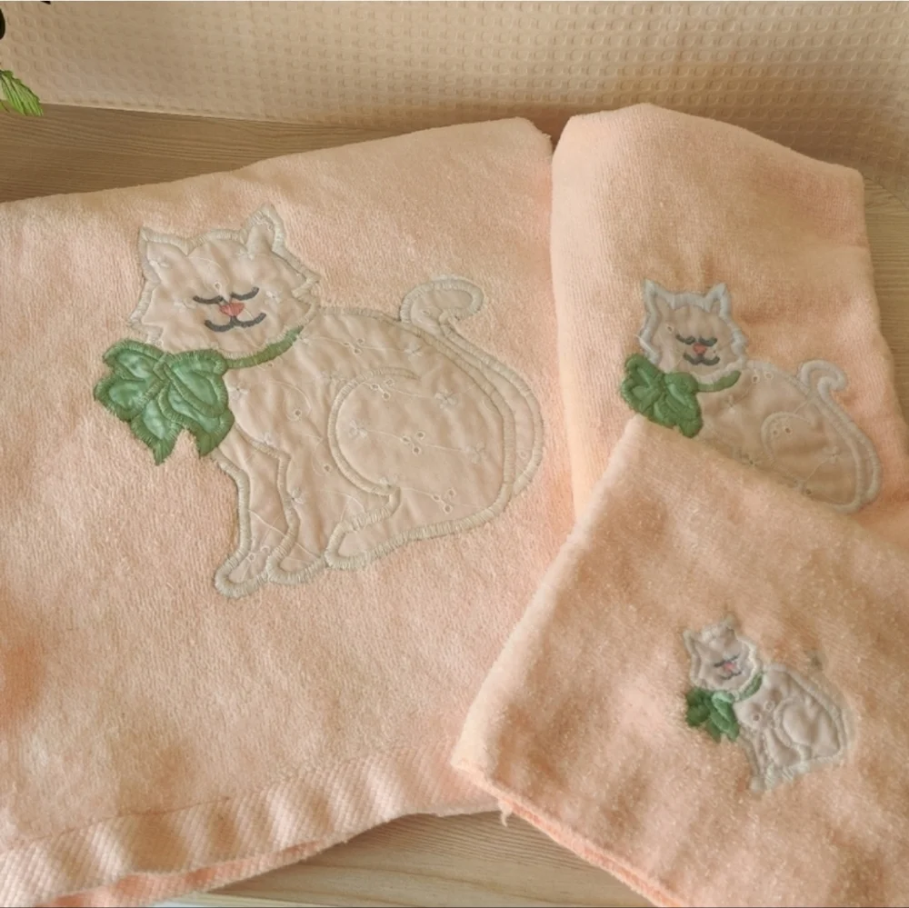 Vintage White Cat on Peach color Bath Towel Set